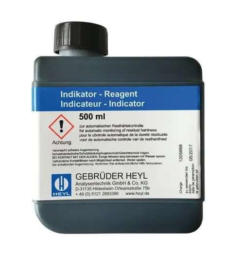 Graue Flasche mit schwarzem Deckel und Etikett in mehreren Sprachen. Inhalt: 500 ml. Verwendung zur automatischen Resthärteüberwachung. Marke: BWT. Warnhinweise vorhanden.